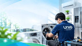 ช่าง Unio Solutions กำลังซ่อมเครื่องซักผ้า